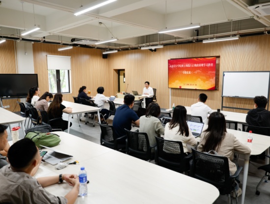 北师大未来设计学院召开树立和践行正确政绩观专题党课